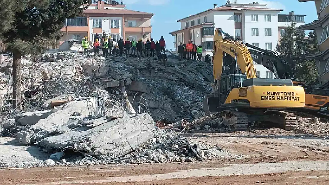 Ayşe-Mehmet Polat Sitesi'nde arama kurtarma çalışmaları 131 saattir sürüyor