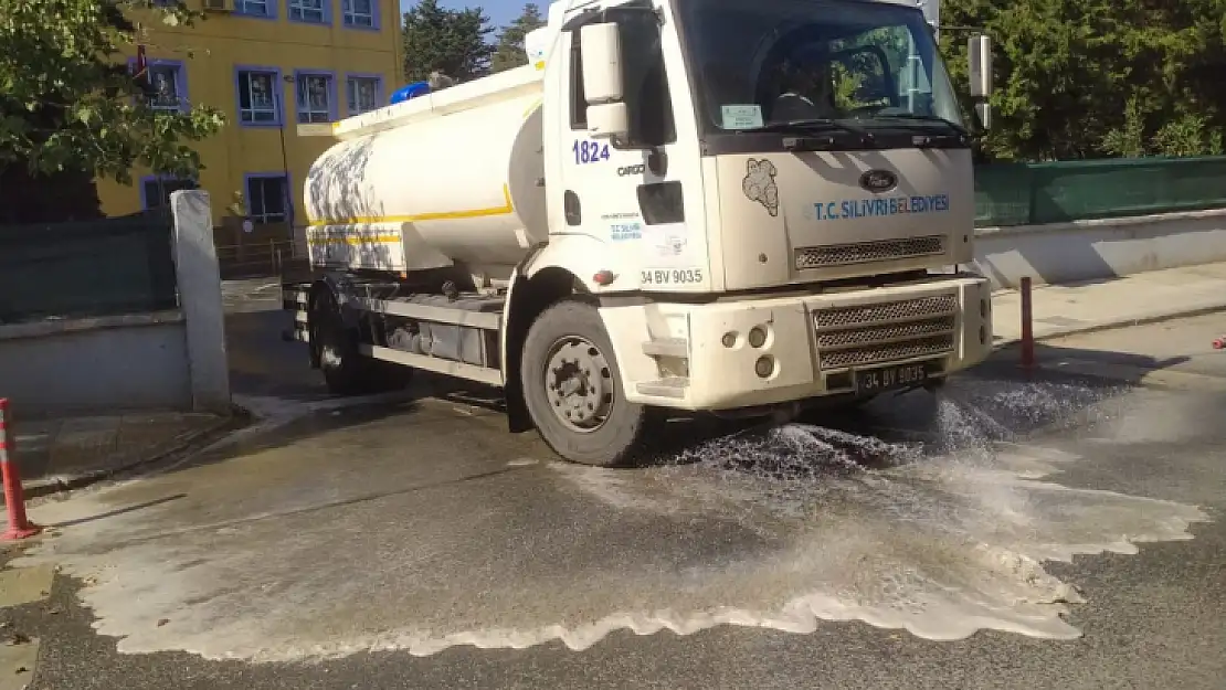 Silivri Belediyesi'nden Okul Bahçelerinde Temizlik Çalışmaları