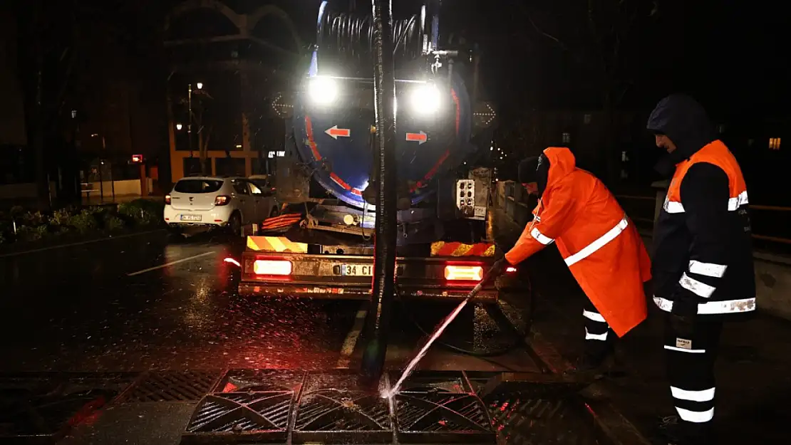 Silivri Belediyesi Yoğun Yağışlara Karşı Önlem Çalışmalarını Sürdürüyor