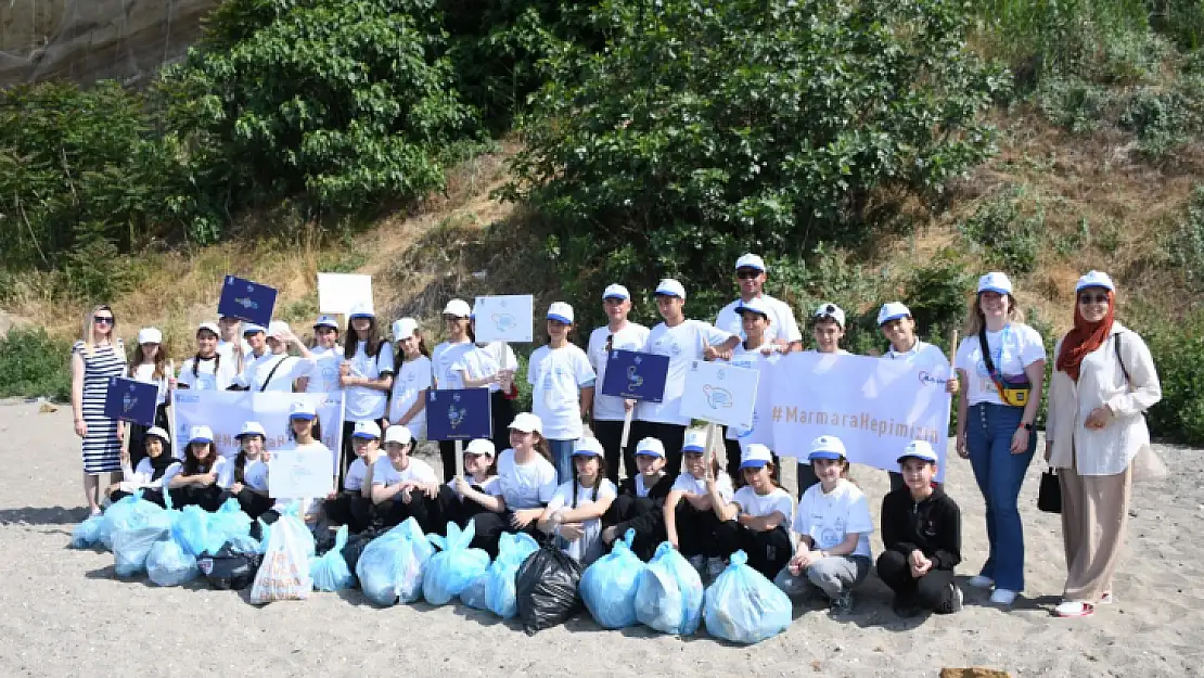 Silivrili öğrenciler Marmara Denizi'nde kıyı temizliği yaptı