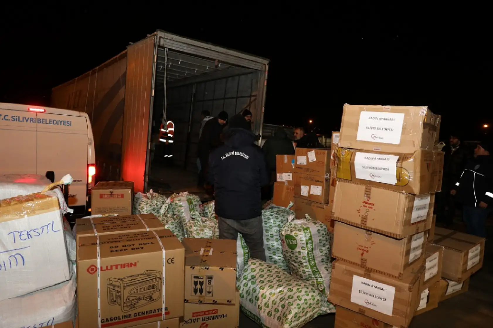 Silivri'den Deprem Bölgesine 15 Tır Yardım Malzemesi