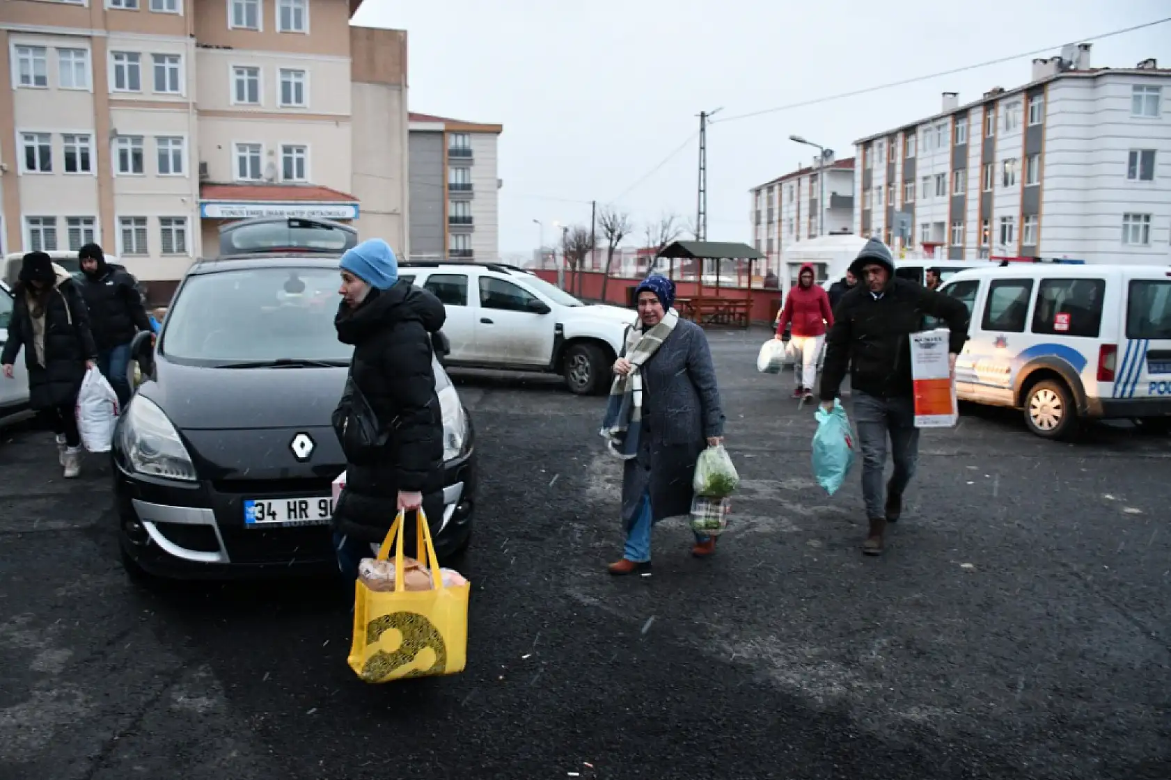 Silivri'den Deprem Bölgesine 15 Tır Yardım Malzemesi