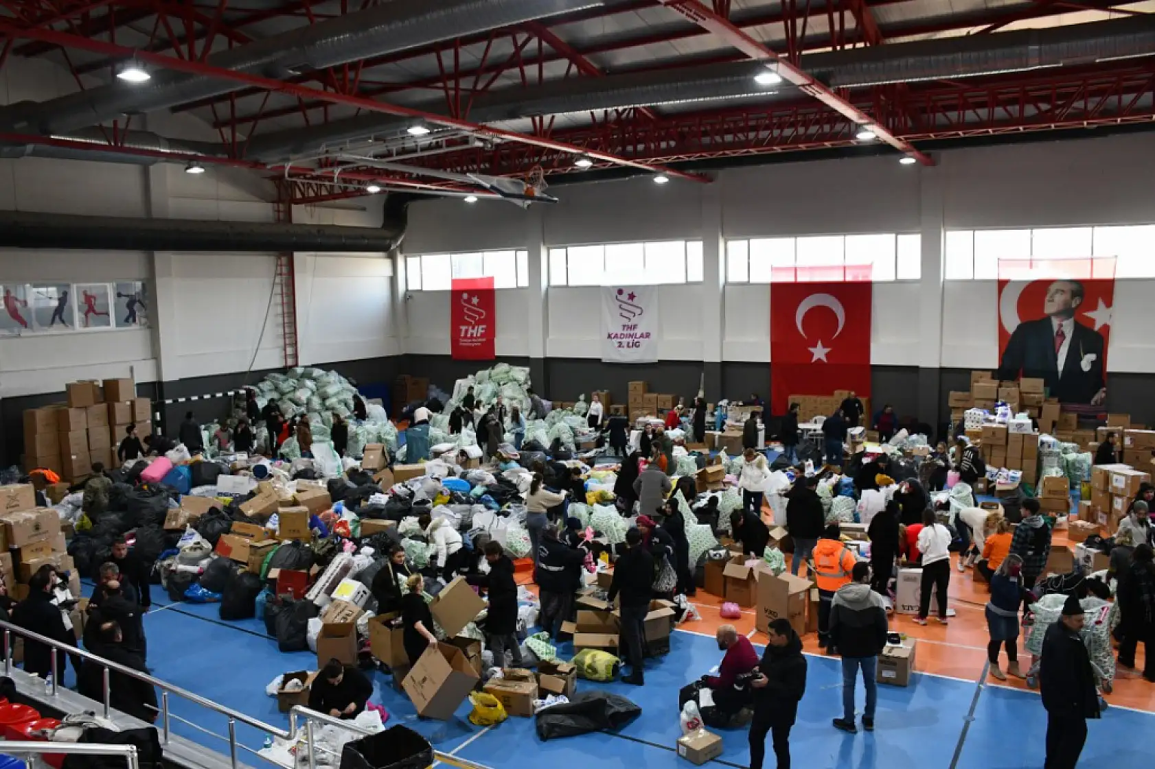 Silivri'den Deprem Bölgesine 15 Tır Yardım Malzemesi