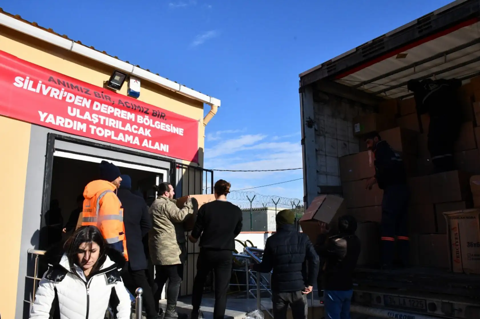 Silivri'den Deprem Bölgesine 15 Tır Yardım Malzemesi