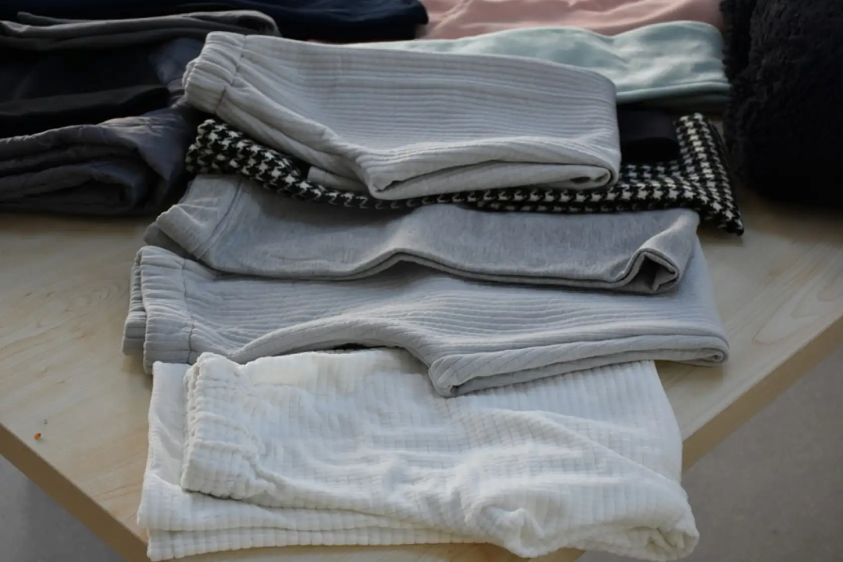 Mahalle evi kadınları depremzedeler için kıyafet dikiyor