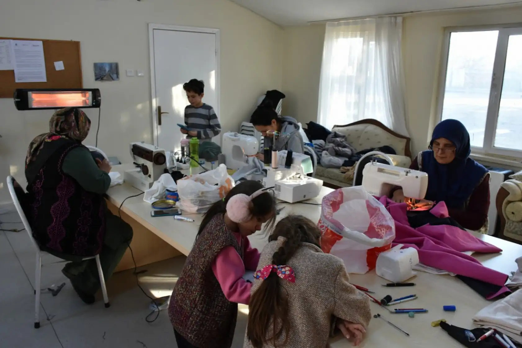 Mahalle evi kadınları depremzedeler için kıyafet dikiyor