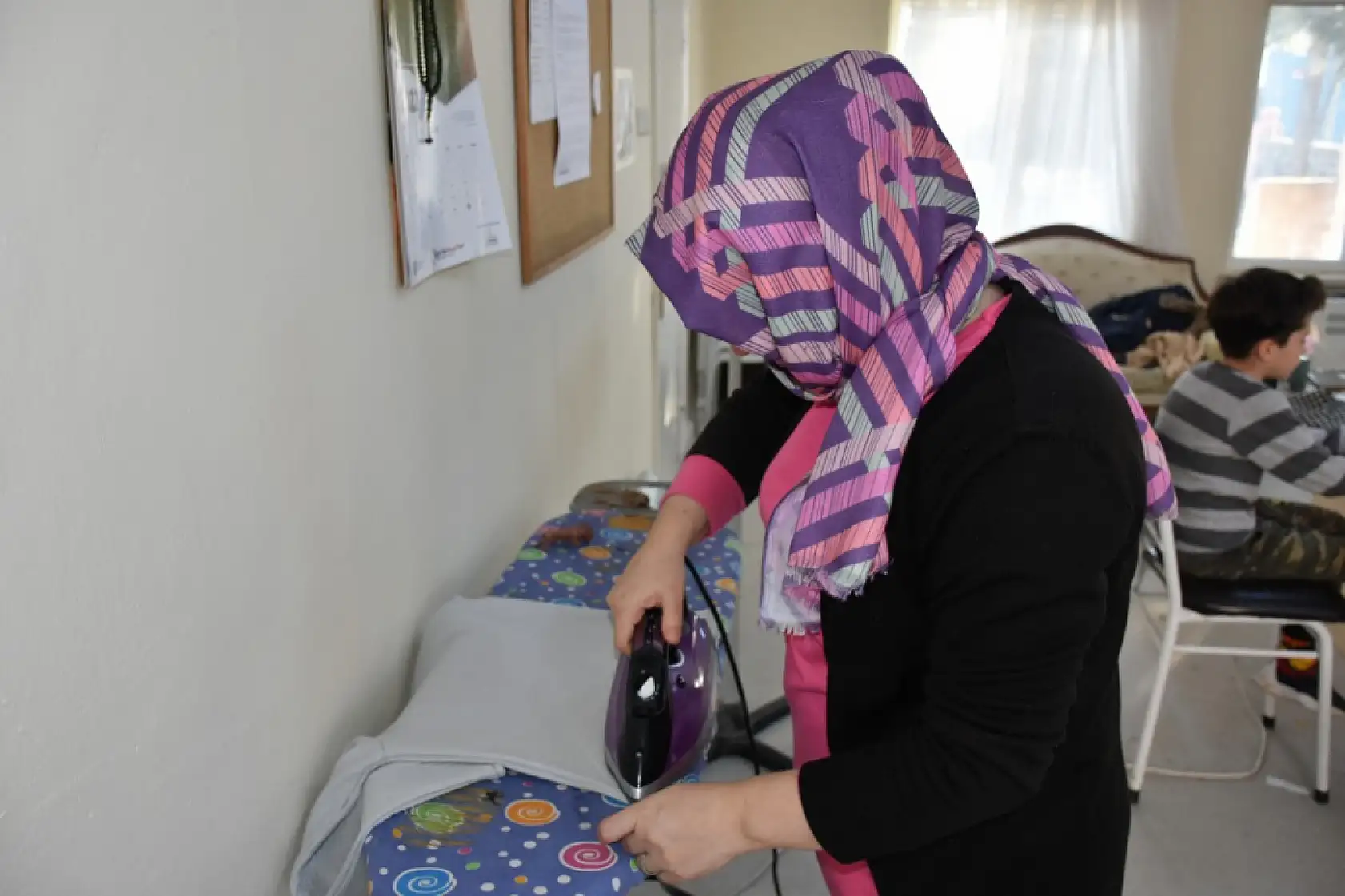 Mahalle evi kadınları depremzedeler için kıyafet dikiyor