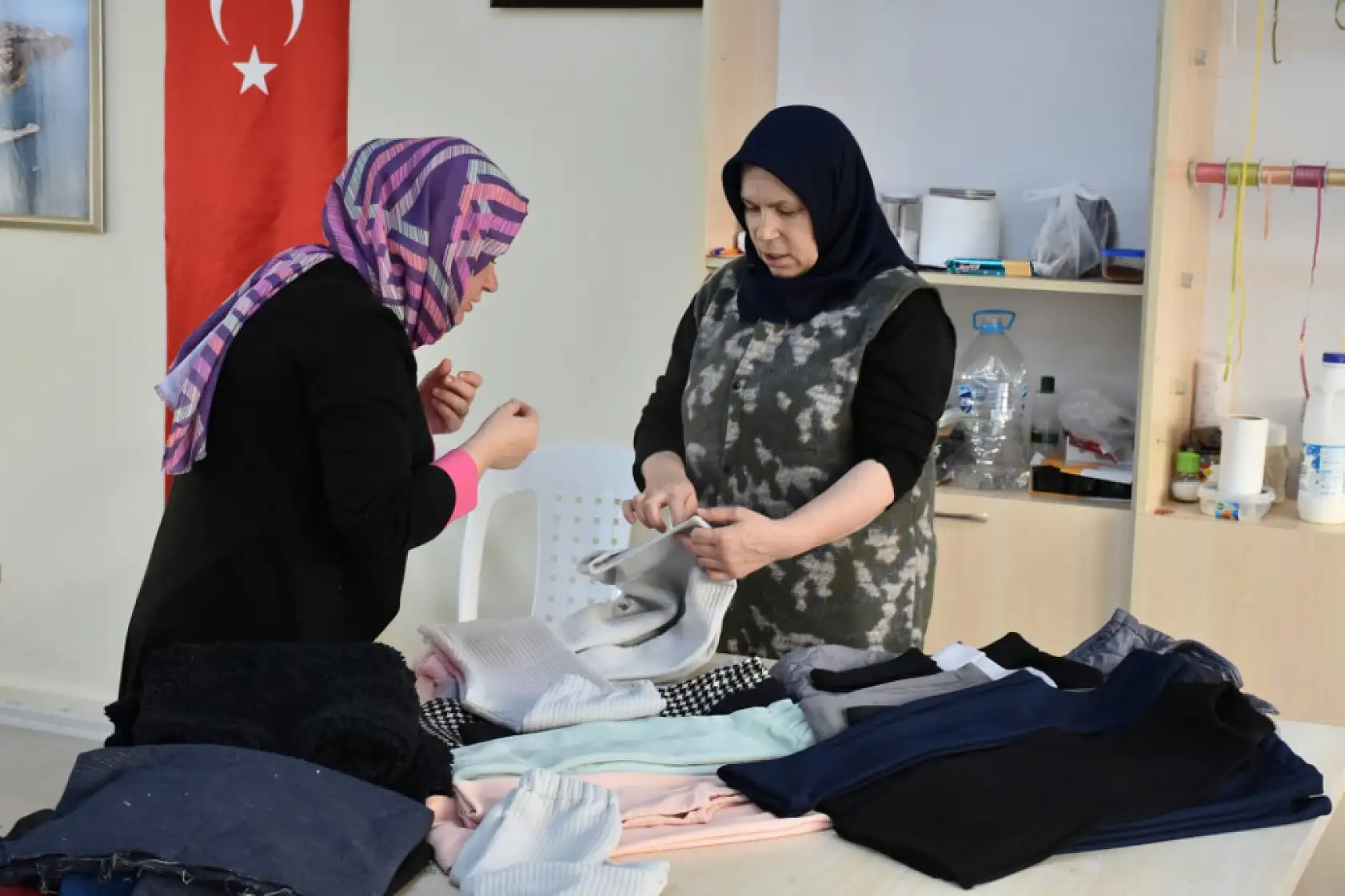 Mahalle evi kadınları depremzedeler için kıyafet dikiyor