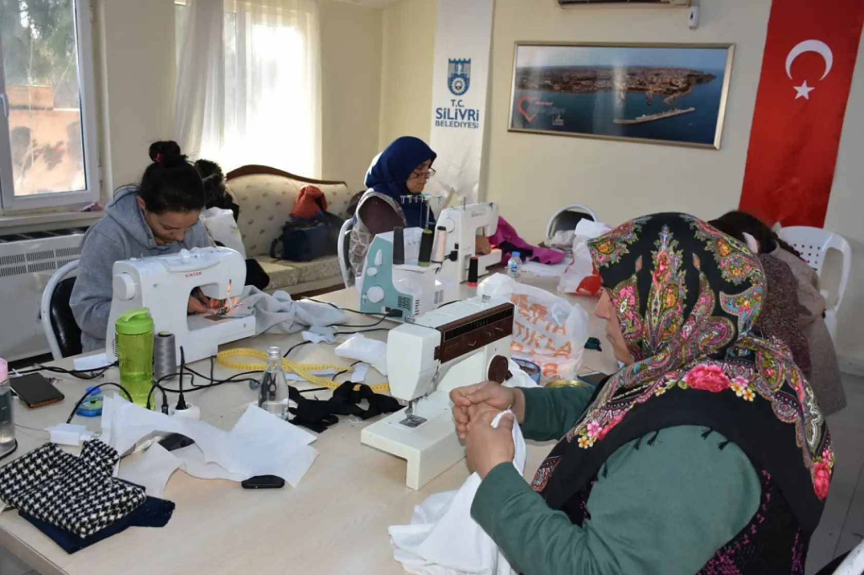 Mahalle evi kadınları depremzedeler için kıyafet dikiyor