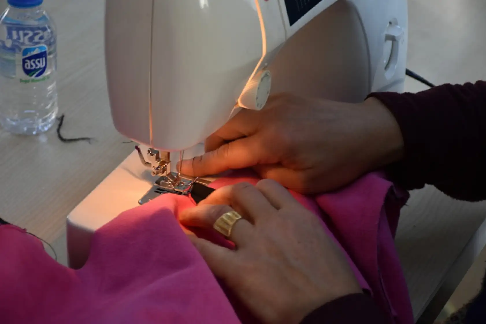 Mahalle evi kadınları depremzedeler için kıyafet dikiyor