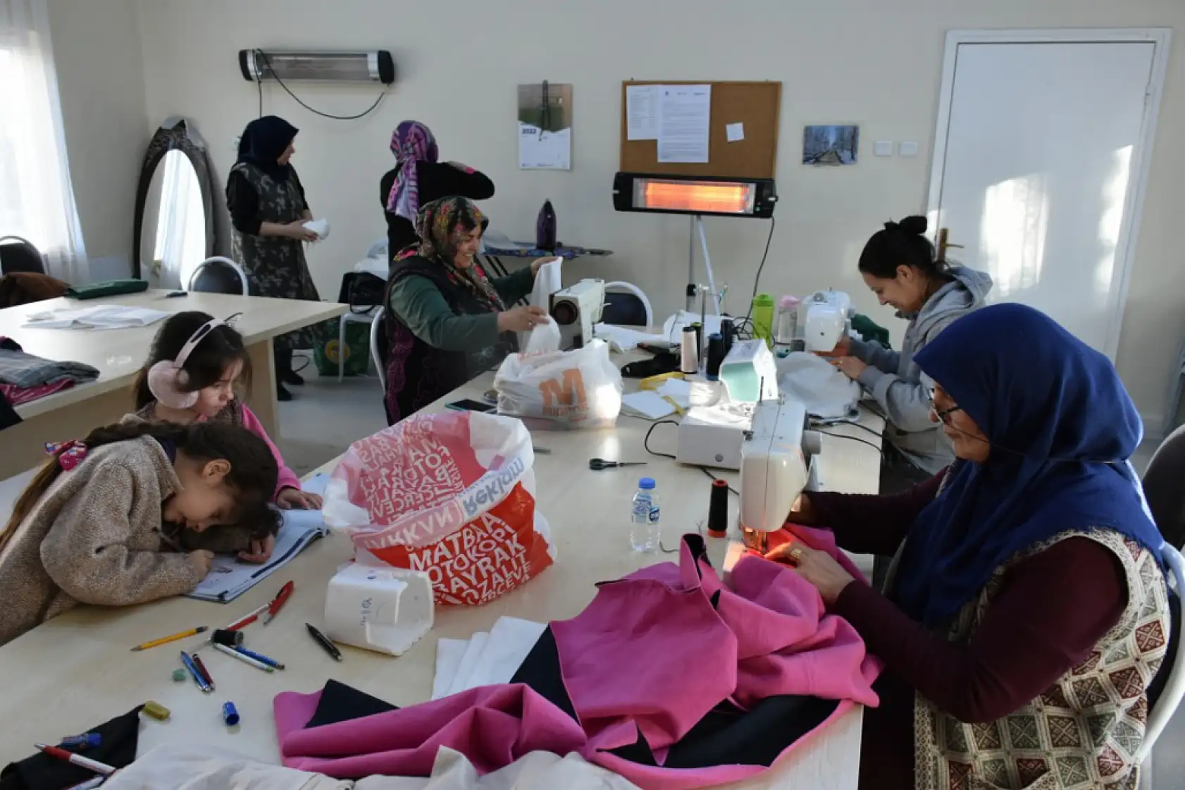 Mahalle evi kadınları depremzedeler için kıyafet dikiyor