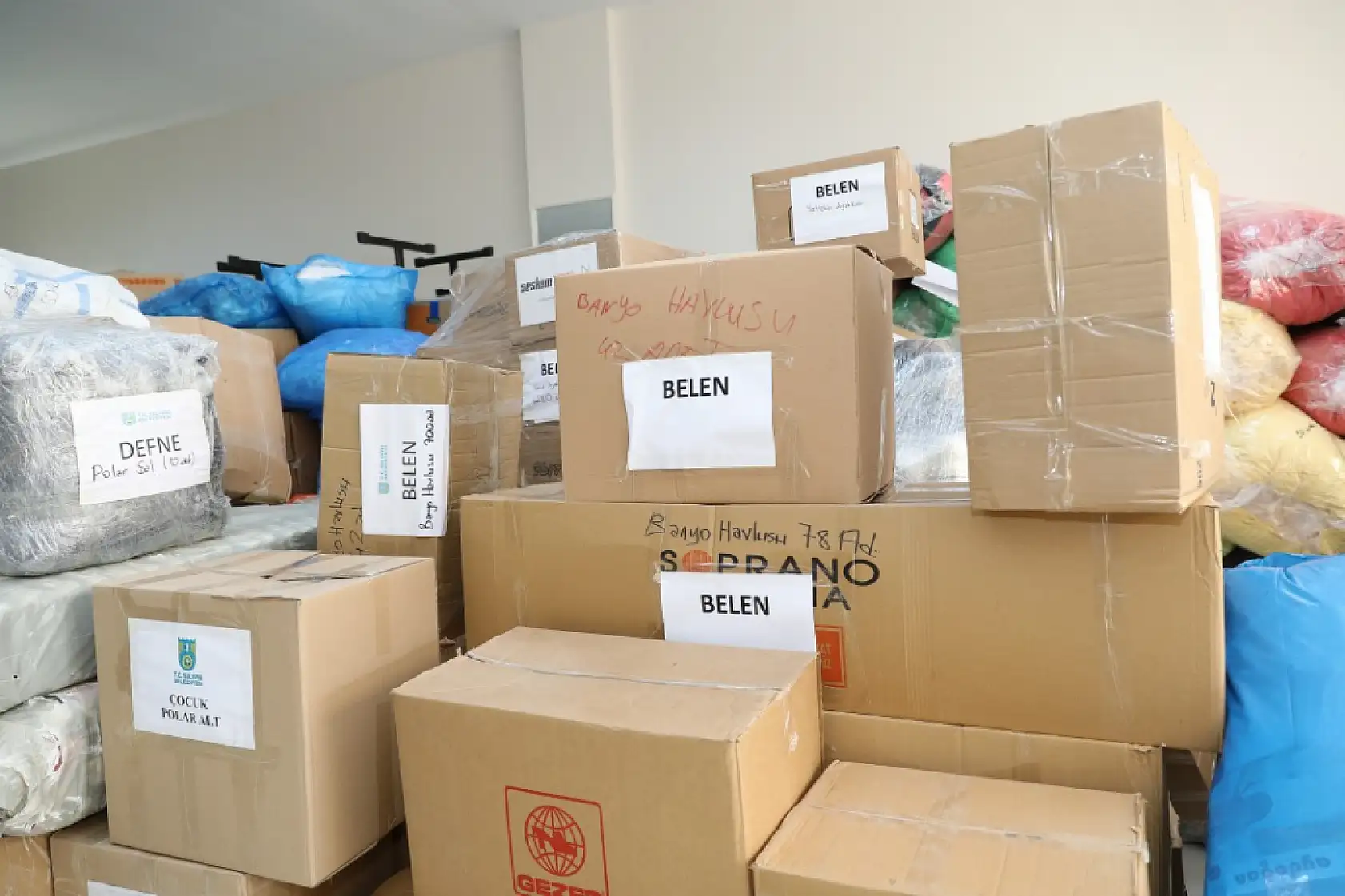 Hatay'da kurulan çadır köyler için 22. tır yola çıktı