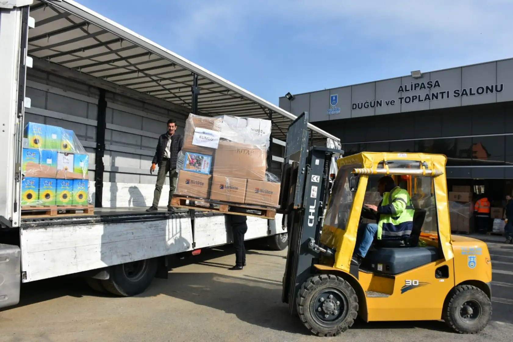 Hatay'da kurulan çadır köyler için 22. tır yola çıktı