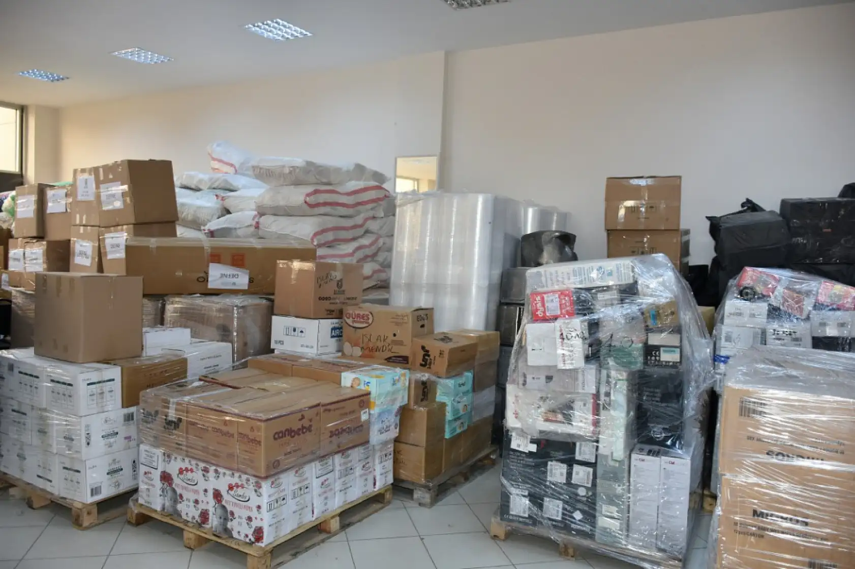 Hatay'da kurulan çadır köyler için 22. tır yola çıktı