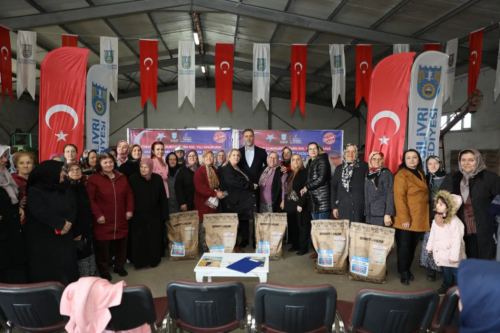 Silivri'de milli Ayçiçek tohumu dağıtımları devam ediyor