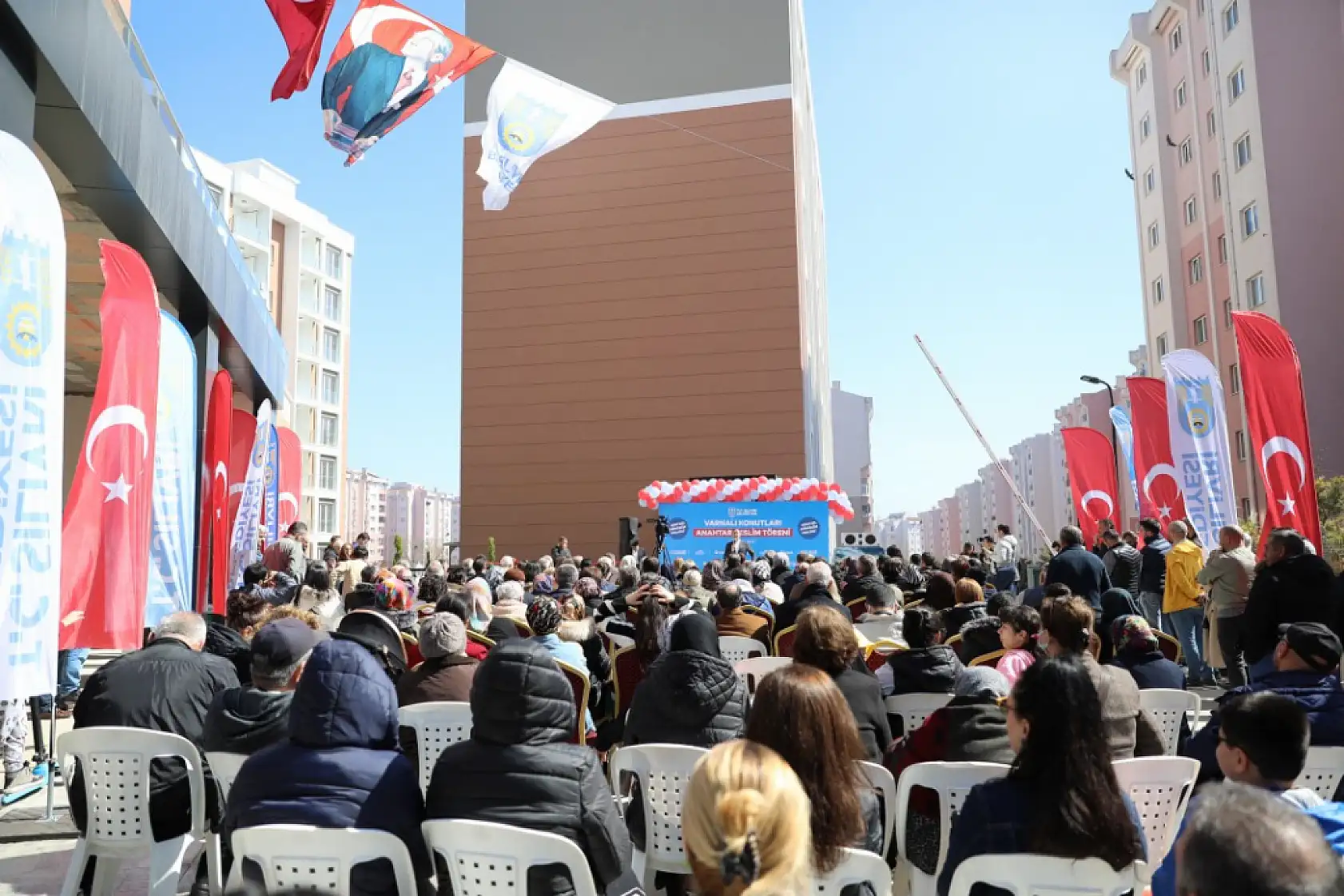 Varnalı konutlarında anahtar ve tapu teslim sevinci