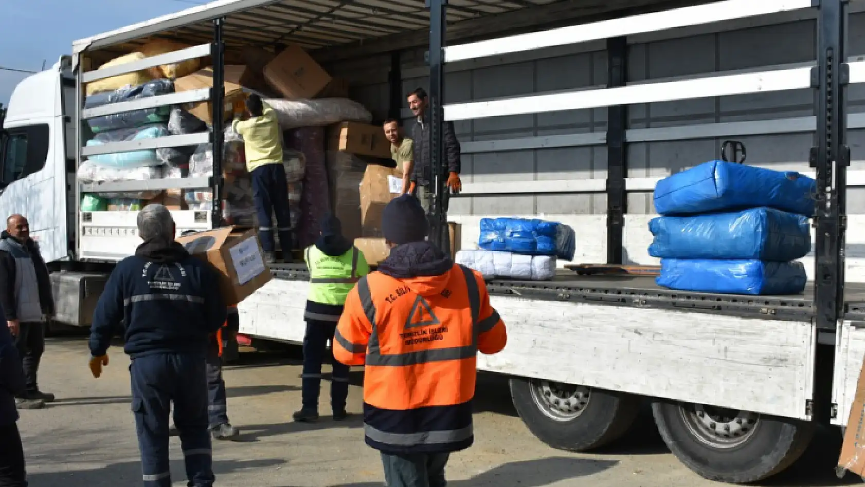 Hatay'da kurulan çadır köyler için 22. tır yola çıktı