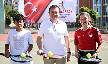 30 Ağustos Turnuvası'nda Başkan Balcıoğlu Milli Tenisçi İrem Kurt ile Kortta