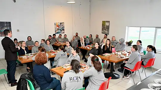 Balcıoğlu, 8 Mart Dünya Emekçi Kadınlar Günü'nde fabrika işçisi kadınlarla servise bindi