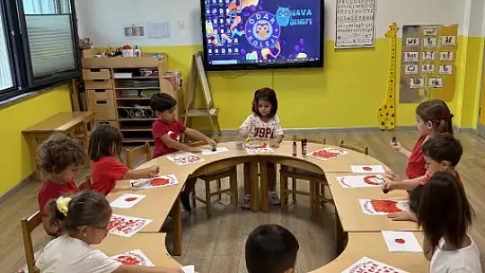 Silivri Odak Koleji'nde Miniklerden Kırmızı Renk Partisi