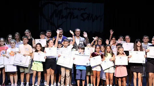 ÜCRETSİZ İNGİLİZCE KURSUNDA SERTİFİKA HEYECANI YAŞANDI