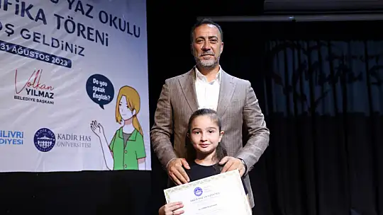 ÜCRETSİZ İNGİLİZCE KURSUNDA SERTİFİKA HEYECANI YAŞANDI