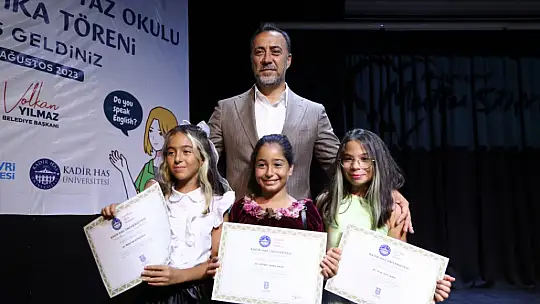 ÜCRETSİZ İNGİLİZCE KURSUNDA SERTİFİKA HEYECANI YAŞANDI