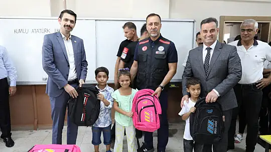 Depremzede öğrencilerin çanta ve kırtasiye malzemesi başkan Yılmaz'dan