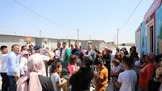 Depremzede öğrencilerin çanta ve kırtasiye malzemesi başkan Yılmaz'dan