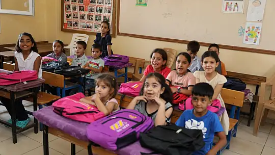 Depremzede öğrencilerin çanta ve kırtasiye malzemesi başkan Yılmaz'dan