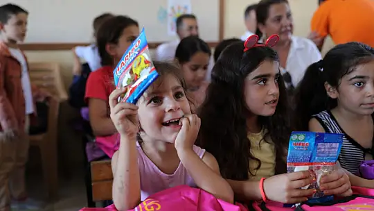 Depremzede öğrencilerin çanta ve kırtasiye malzemesi başkan Yılmaz'dan