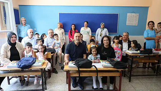 Depremzede öğrencilerin çanta ve kırtasiye malzemesi başkan Yılmaz'dan