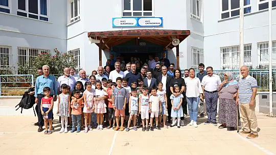 Depremzede öğrencilerin çanta ve kırtasiye malzemesi başkan Yılmaz'dan