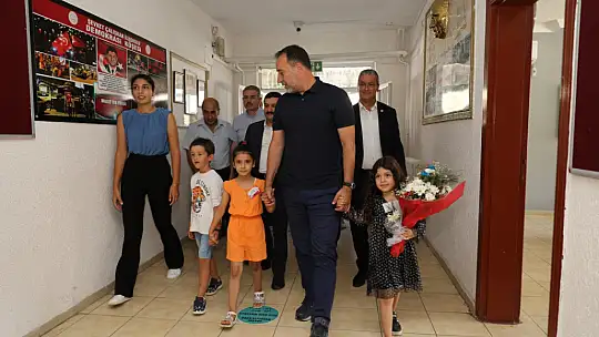 Depremzede öğrencilerin çanta ve kırtasiye malzemesi başkan Yılmaz'dan