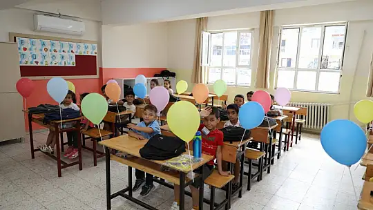 Depremzede öğrencilerin çanta ve kırtasiye malzemesi başkan Yılmaz'dan