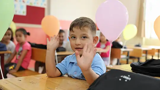 Depremzede öğrencilerin çanta ve kırtasiye malzemesi başkan Yılmaz'dan