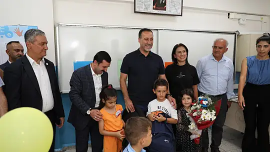 Depremzede öğrencilerin çanta ve kırtasiye malzemesi başkan Yılmaz'dan