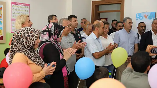 Depremzede öğrencilerin çanta ve kırtasiye malzemesi başkan Yılmaz'dan