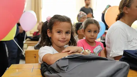 Depremzede öğrencilerin çanta ve kırtasiye malzemesi başkan Yılmaz'dan