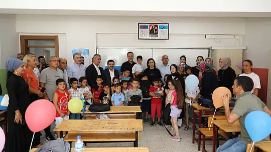 Depremzede öğrencilerin çanta ve kırtasiye malzemesi başkan Yılmaz'dan