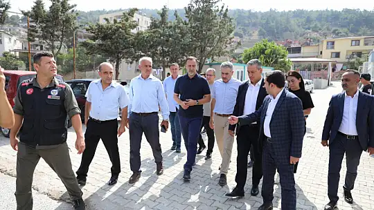 Depremzede öğrencilerin çanta ve kırtasiye malzemesi başkan Yılmaz'dan