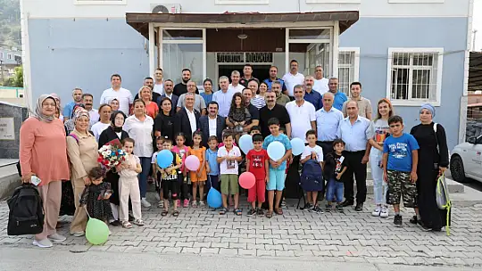 Depremzede öğrencilerin çanta ve kırtasiye malzemesi başkan Yılmaz'dan