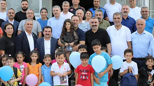 Depremzede öğrencilerin çanta ve kırtasiye malzemesi başkan Yılmaz'dan