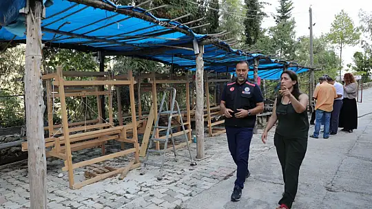 Depremzede öğrencilerin çanta ve kırtasiye malzemesi başkan Yılmaz'dan