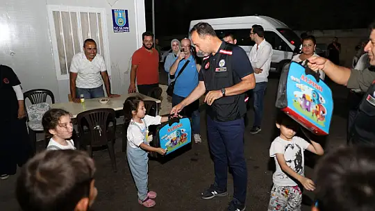 Depremzede öğrencilerin çanta ve kırtasiye malzemesi başkan Yılmaz'dan