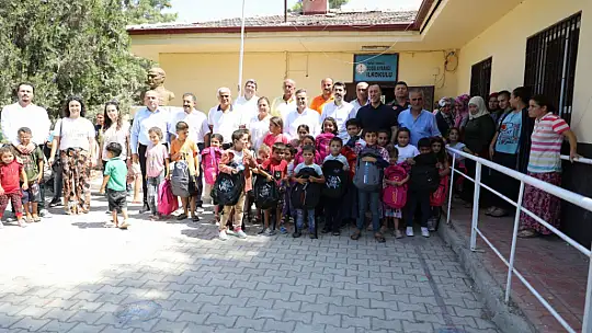 Depremzede öğrencilerin çanta ve kırtasiye malzemesi başkan Yılmaz'dan