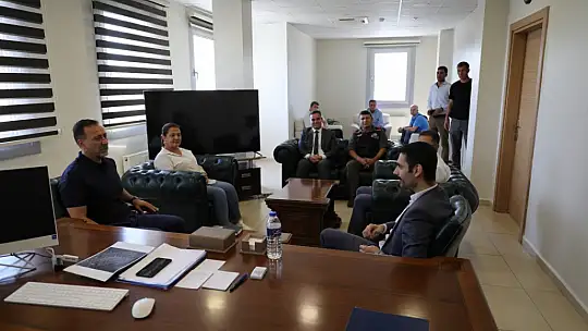 Depremzede öğrencilerin çanta ve kırtasiye malzemesi başkan Yılmaz'dan