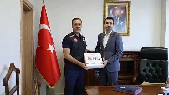 Depremzede öğrencilerin çanta ve kırtasiye malzemesi başkan Yılmaz'dan