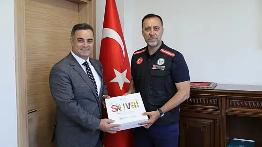 Depremzede öğrencilerin çanta ve kırtasiye malzemesi başkan Yılmaz'dan