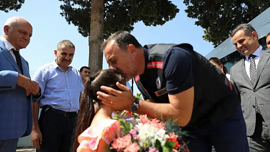 Depremzede öğrencilerin çanta ve kırtasiye malzemesi başkan Yılmaz'dan